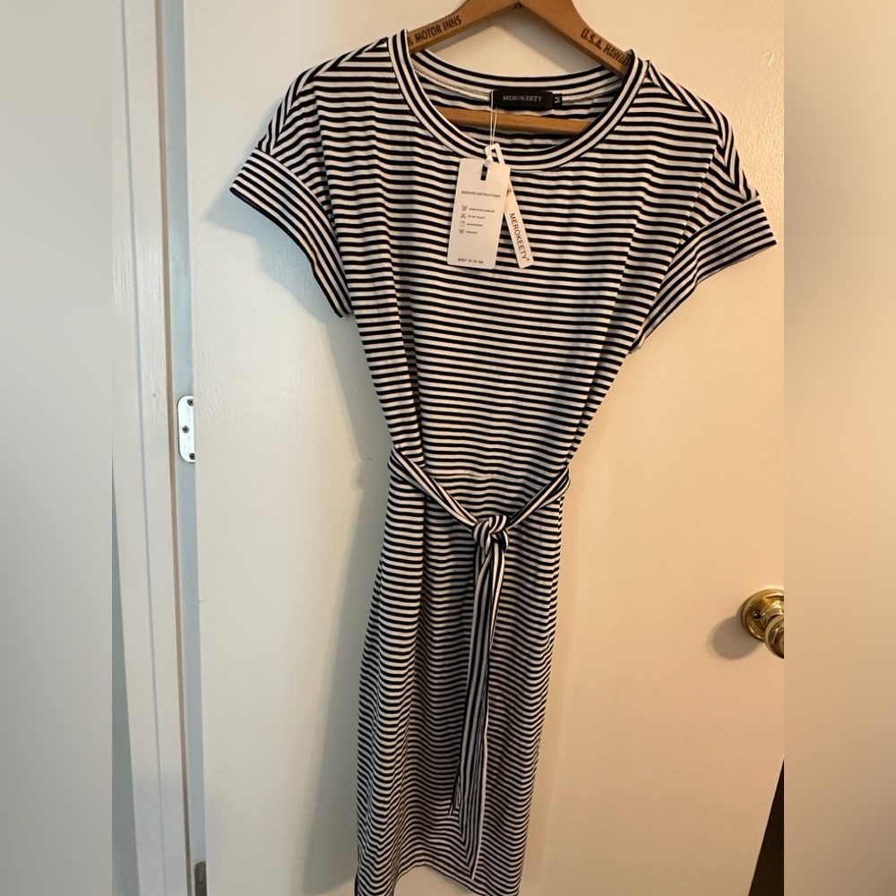 NWT Striped Short Sleeve Tie Waist with pockets Midi Dress Blue and White Med. - Picture 3 of 9